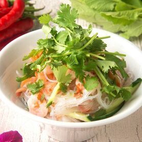 海老とサーモンのエスニックサラダ～ヤムウンセン～