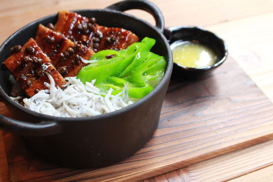 本日の炊き込みご飯　ウナギの蒲焼、万願寺唐辛子