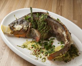 鮮魚の丸ごと一本香草焼き　その時々のソースを添えて