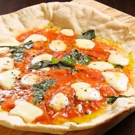 サラミとモッアレラのトマトピザ　バジル風味