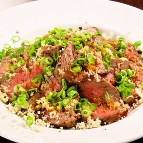 牛のタタキ　山わさびとボスソース