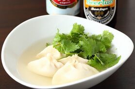 自家製水餃子　パクチースープ