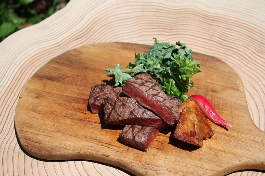 ２０日間熟成甲州ワインビーフのグリル（サラダバー、ドリンクバー、ライス、スープ、カレー付）