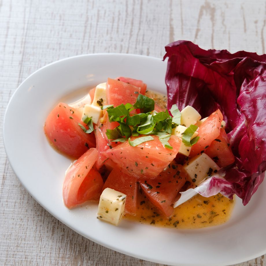 トマトとモッツアレラのカプレーゼ（580円）