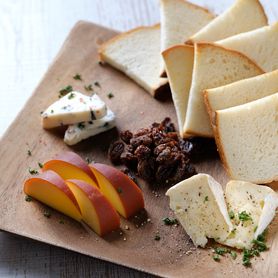 チーズの盛合せと自家製パン