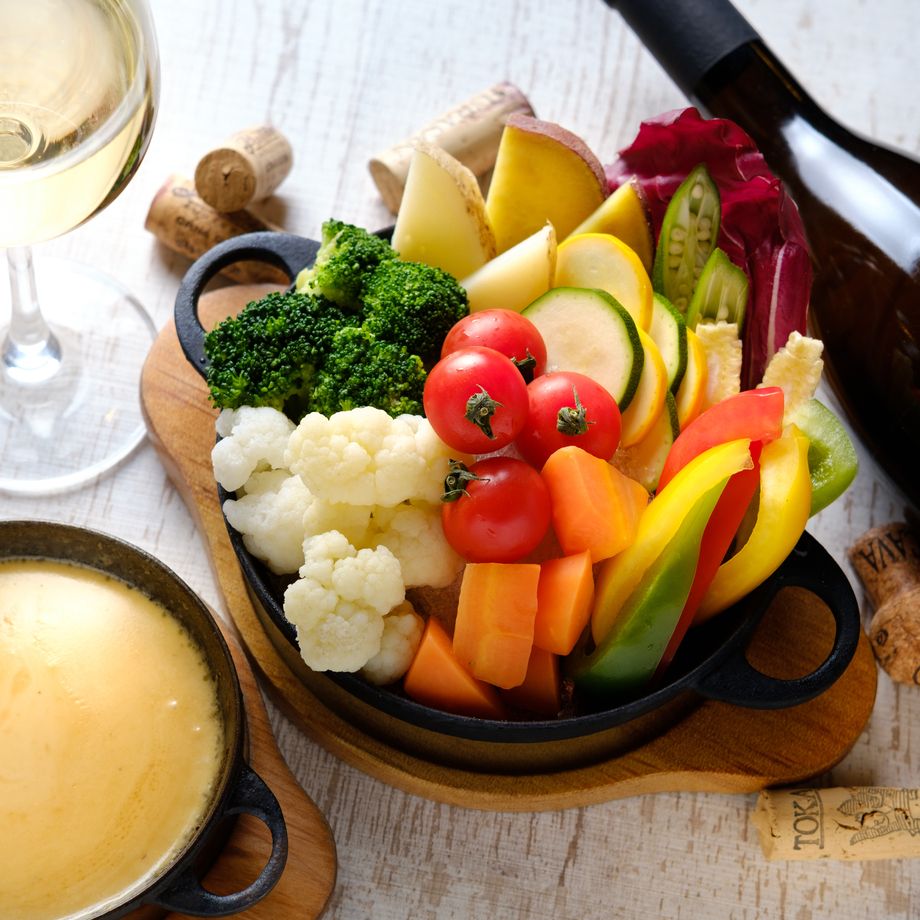 季節野菜のバーニャカウダ　自慢のソース（780円）