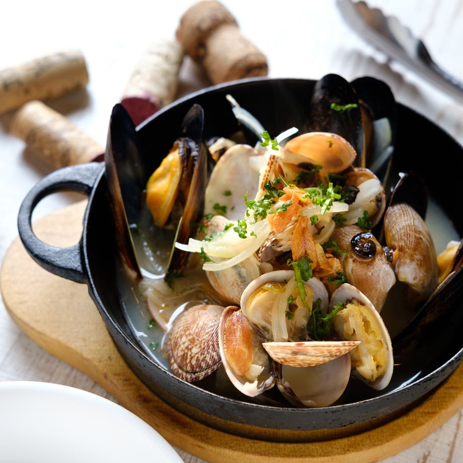 あさりとムール貝のシャンパン蒸し（780円）