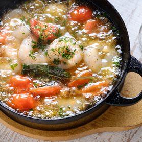 人気のエビとトマトのアヒージョ