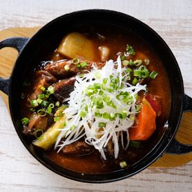 特製牛すじの赤ワイン煮込み