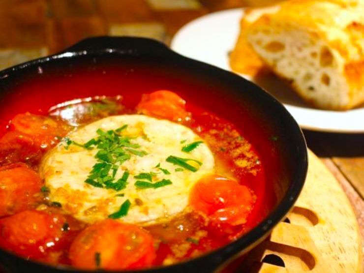 カマンベールチーズと有機トマトのアヒージョ（850円）