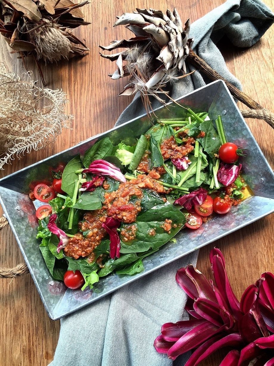 Salad Plate　〜有機ほうれん草たっぷりシンプルサラダ ーシチリアレモンとオイスター風味のベーコンドレッシングー〜（900円）