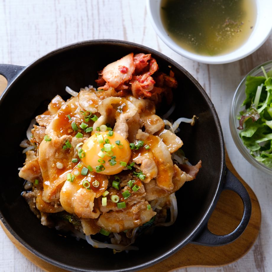 豚スタミナ鉄鍋ごはん　たまごのせ（800円）