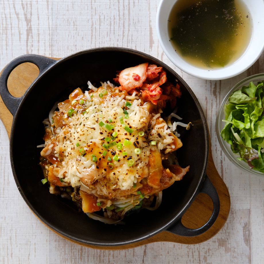 豚スタミナ鉄鍋ごはん　チーズのせ（800円）