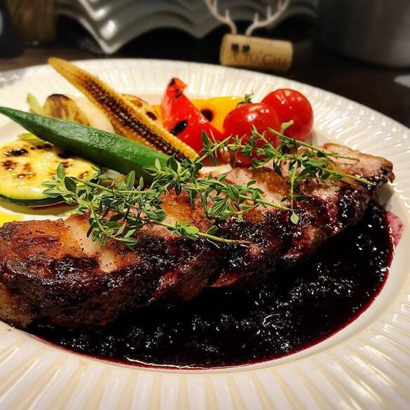 鴨肉のロースト　ブルーベリーソース