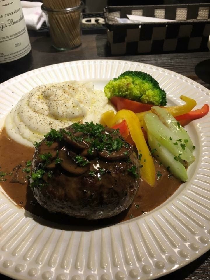 モッツァレラチーズ入り自家挽き肉（牛：豚 ５５：４５）のハンバーグ　マッシュルームソース　（１２８０）