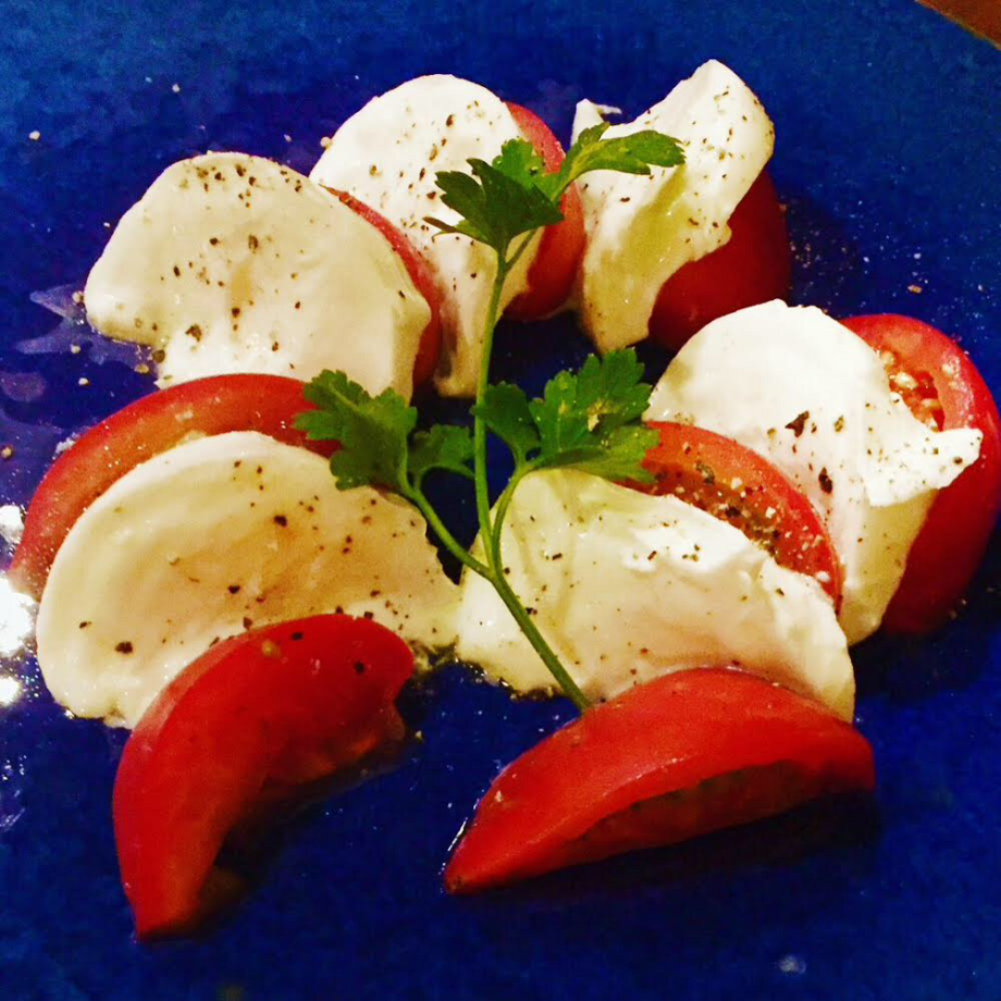 イタリア産水牛モッツァレラと静岡県産アメーラトマトのカプレーゼ