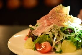 切り落とし生ハムのオニオンサラダ