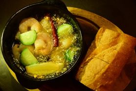 豊潤な海老のアヒージョ 