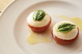 ナポリ産水牛のモッツァレラチーズとトマトの温かいカプレーゼ