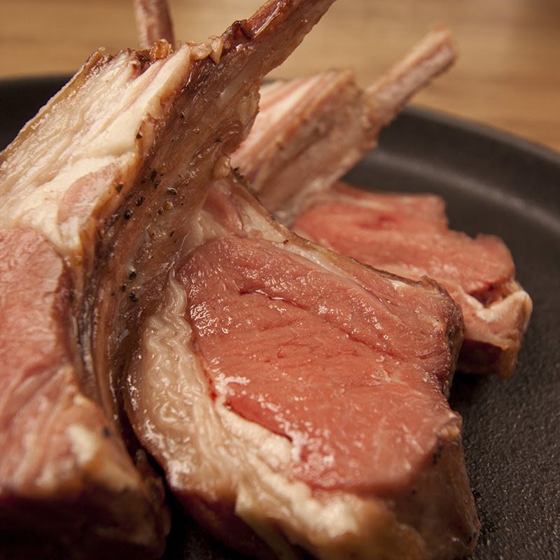 ロゼに仕上げた仔羊背肉のロースト