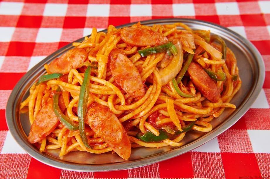 スパゲッティ　ナポリタン　(サラダ付き）（800）