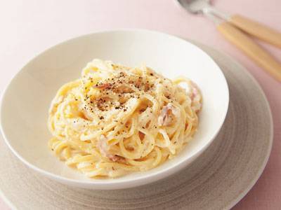 スパゲッティ　カルボナーラ　(サラダ付き）（900）