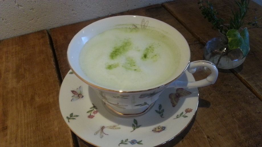 アレンジティー(チャイ/焙じ茶ラテ/抹茶ラテ/モロッコミントティー)（680円）