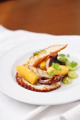 真蛸のソテー アボカド ひよこ豆のフリット