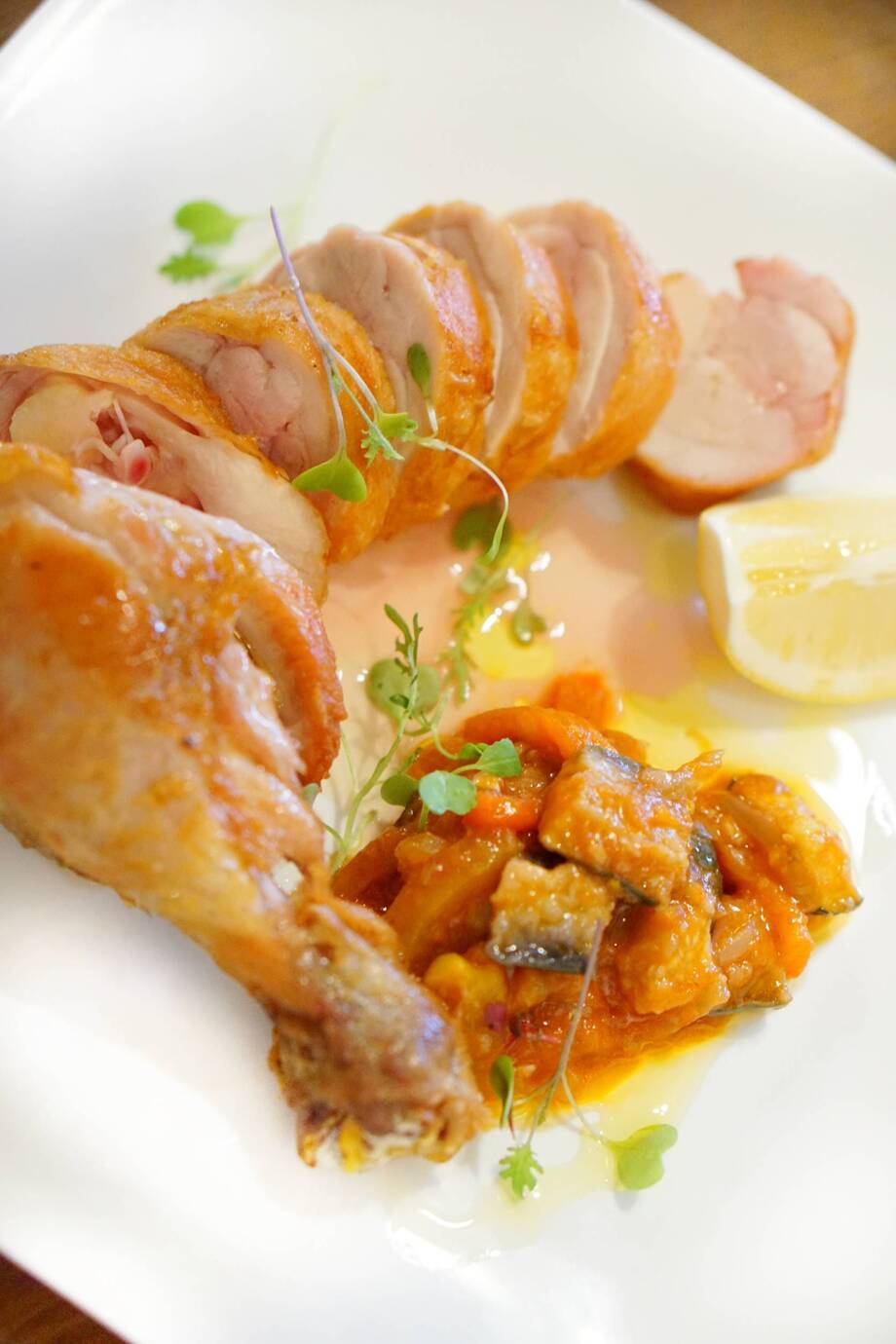 大山鶏骨付きもも肉のコンフィ（2,200）