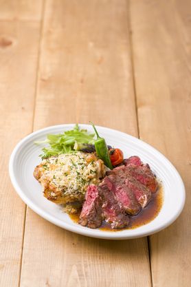 アンガス牛のステーキとチキンの香草パン粉チーズ焼き ハーフ＆ハーフ盛り合わせ
