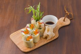 マグロとクリームチーズの生湯葉春巻き