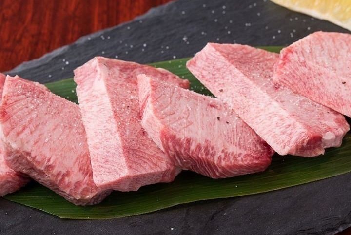 厚切り上タン塩／Fine Cow's Tongue Thick Slice（一人前: 2,610円／四枚売: 1,740円／一人焼肉: 783円）