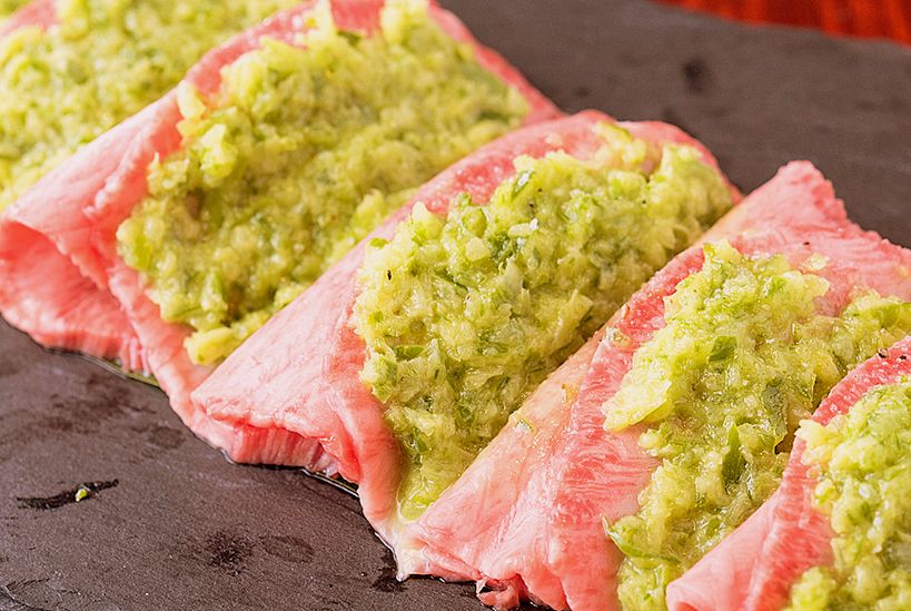 ネギ上タン塩／Fine Cow's Tongue with Scallions（一人前: 2,220円／四枚売: 1,480円／一人焼肉: 666円）