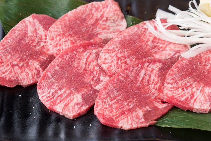 タン塩／Cow's Tongue（一人前: 1,590円／四枚売: 1,060円／一人焼肉: 477円）