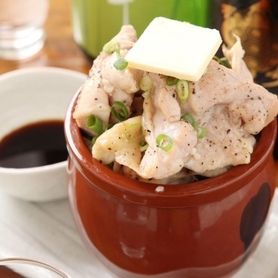 ジューシーで熱々の【大山鶏の壺焼き】