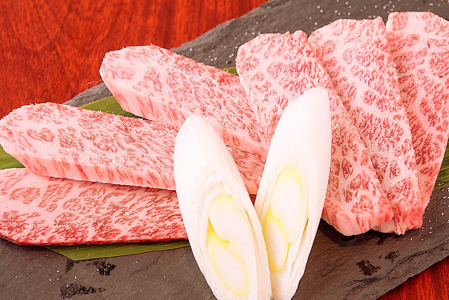 特上カルビ／Superfine Beef Galbi（一人前: 2,940円／一人焼肉: 882円）