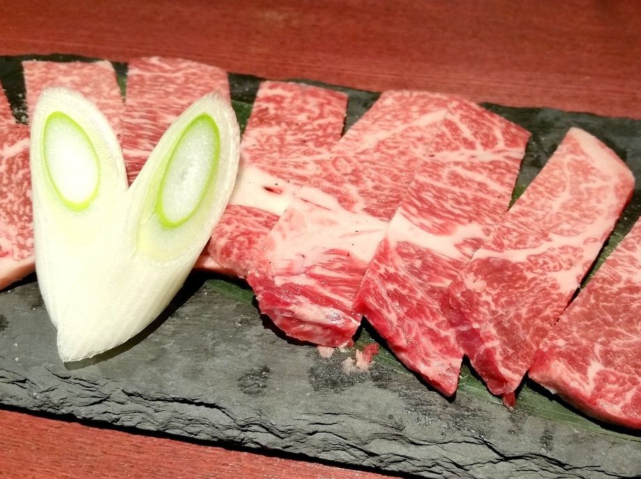 特上ロース／Superfine Cow's Sirloin（一人前: 2,915円／一人焼肉: 875円）