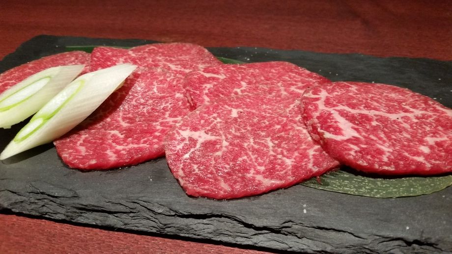 上ロース／Fine Cow's Sirloin（一人前: 2,365円／四枚売: 1,577円／一人焼肉: 710円）