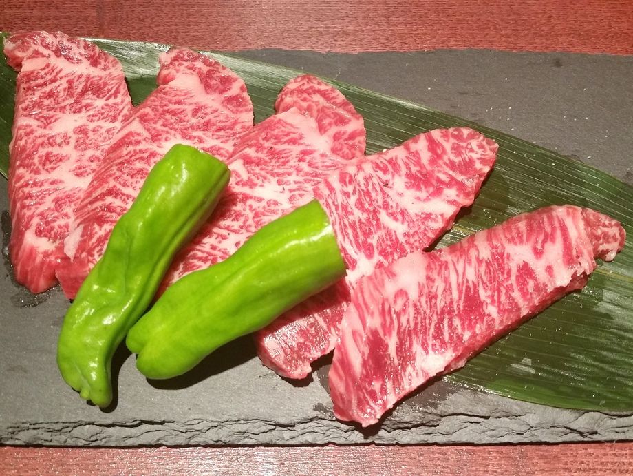 特上ハラミ／Superfine Cow's Diaphragms（一人前: 2,990円／四枚売: 1,993円／一人焼肉: 897円）