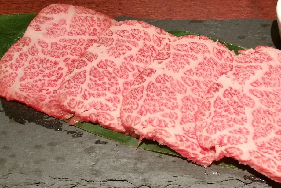 ザブトン／Fine Cow's Chuck Flap（一人前: 3,025円／一人焼肉: 908円）