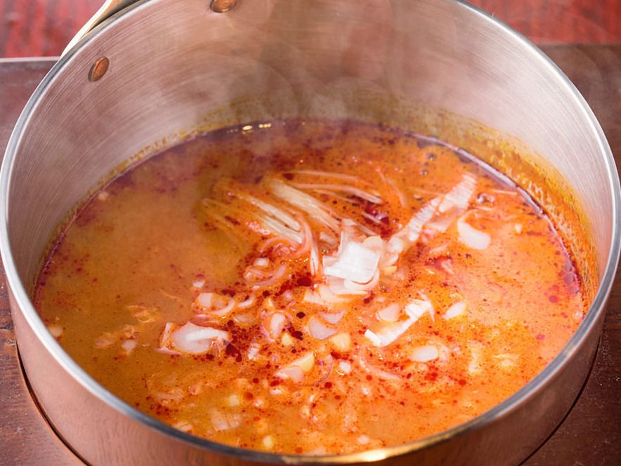 ユッケジャンスープ／Hot Spicy Soup of Beef and Namul（830円）