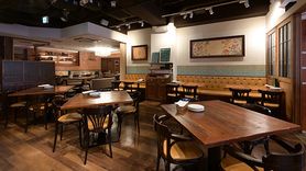 壁側テーブル席