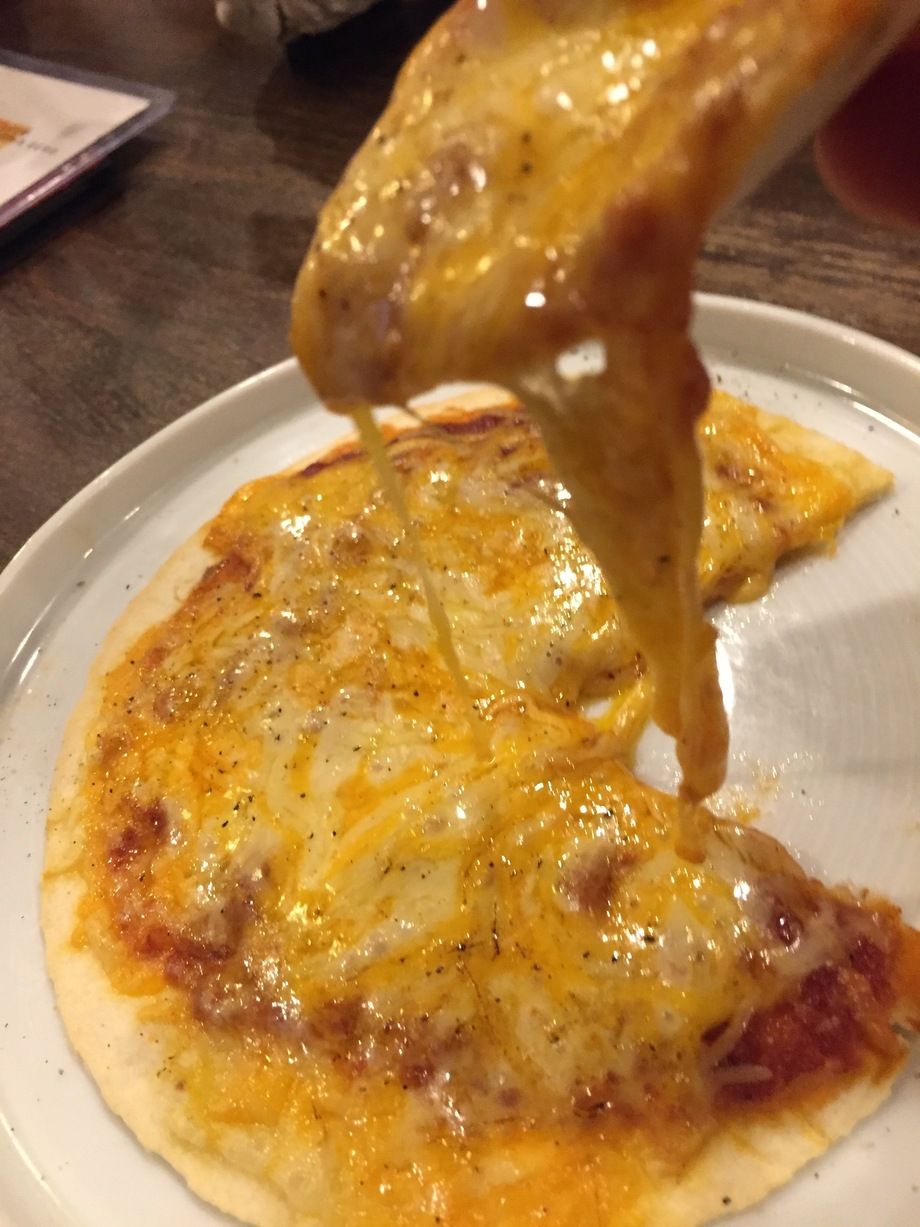 チーズたっぷりトマトピザ