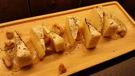 焼きカマンベールチーズのはちみつがけ