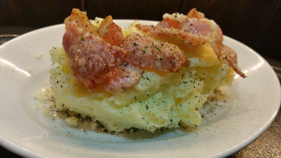 黒胡椒たっぷりのベーコンポテトサラダ（580円(税抜)）