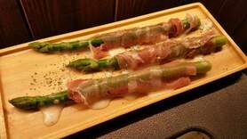 焼きアスパラガスの生ハム巻き イタリアンチーズソースがけ