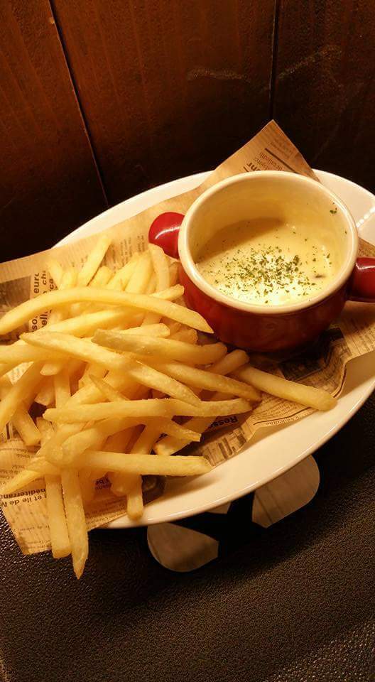 フライドポテトホワイトチーズディップを添えて（580円(税抜)）