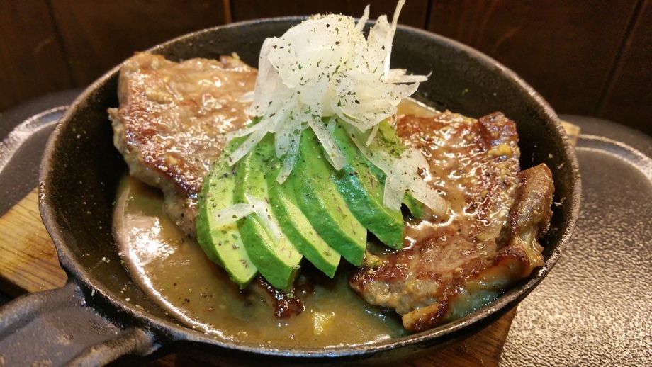 牛サーロインアボカドステーキ ～ガーリック醤油ソース～（980円(税抜)）
