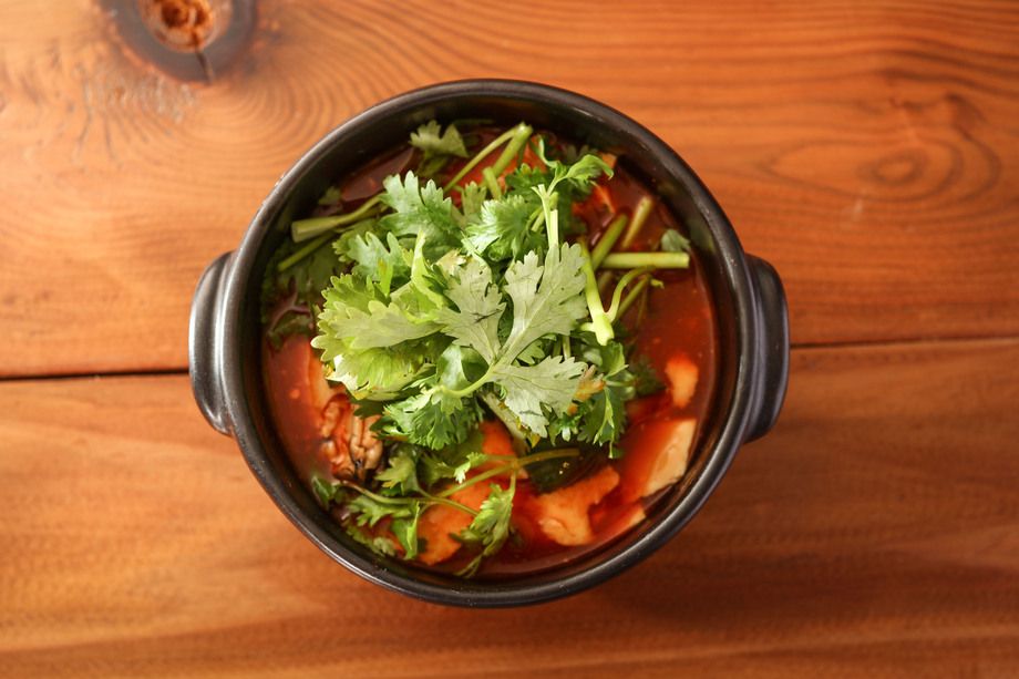 牡蠣と色々魚介のスンドゥブ～フレッシュパクチー添え～（1～2人前 ¥1,100　3～4人前 ¥1,900）