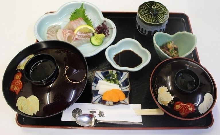 ランチ：刺身定食（1320円）